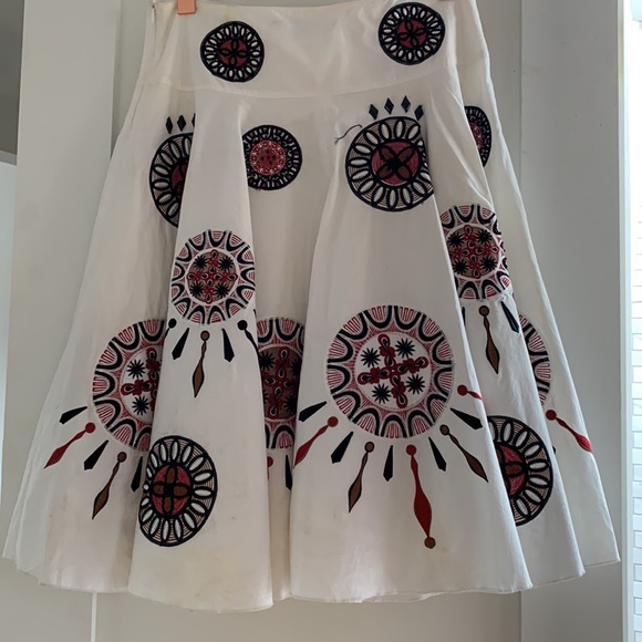 Mid length white lined skirt embroidered And beaded - Picture 4 of 7
